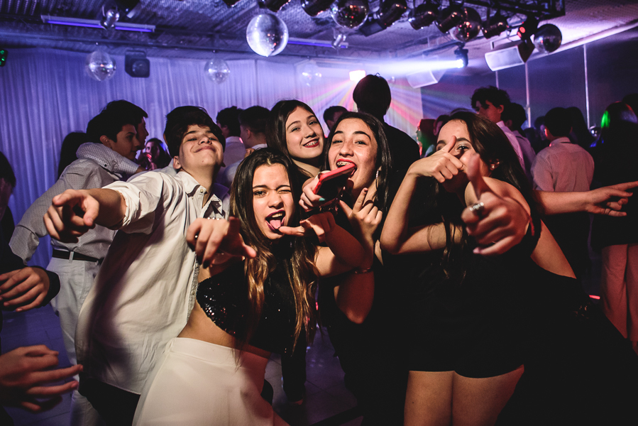 Unas fotos de lo que fue la gran noche de la Fiesta de 15 Años de Agustina, comenzamos desde muy temprano realizando las fotos de sus preparativos, donde tanto maquilladora y peinadora trabajaron para que  Agus este mas brillante que nunca.