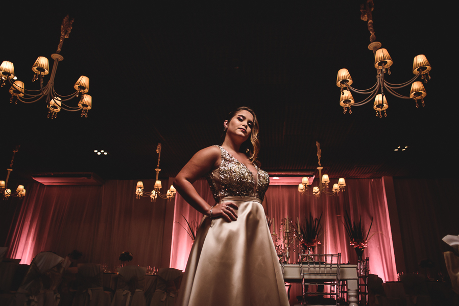 Unas fotos de lo que fue la gran noche de la Fiesta de 15 Años de Agustina, comenzamos desde muy temprano realizando las fotos de sus preparativos, donde tanto maquilladora y peinadora trabajaron para que  Agus este mas brillante que nunca.