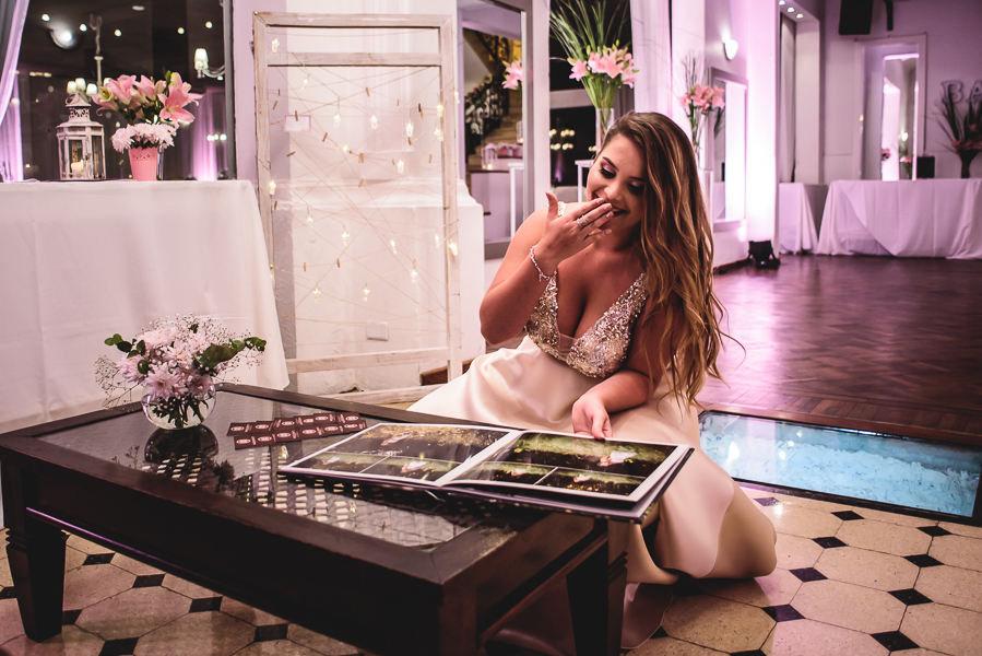 Unas fotos de lo que fue la gran noche de la Fiesta de 15 Años de Agustina, comenzamos desde muy temprano realizando las fotos de sus preparativos, donde tanto maquilladora y peinadora trabajaron para que  Agus este mas brillante que nunca.