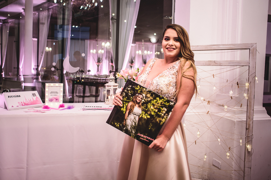 Unas fotos de lo que fue la gran noche de la Fiesta de 15 Años de Agustina, comenzamos desde muy temprano realizando las fotos de sus preparativos, donde tanto maquilladora y peinadora trabajaron para que  Agus este mas brillante que nunca.