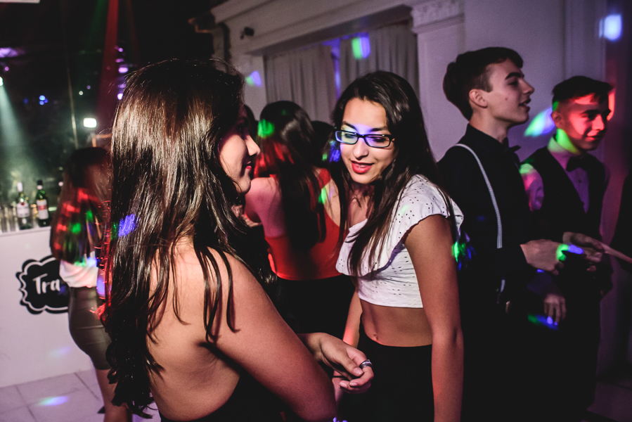 Unas fotos de lo que fue la gran noche de la Fiesta de 15 Años de Agustina, comenzamos desde muy temprano realizando las fotos de sus preparativos, donde tanto maquilladora y peinadora trabajaron para que  Agus este mas brillante que nunca.