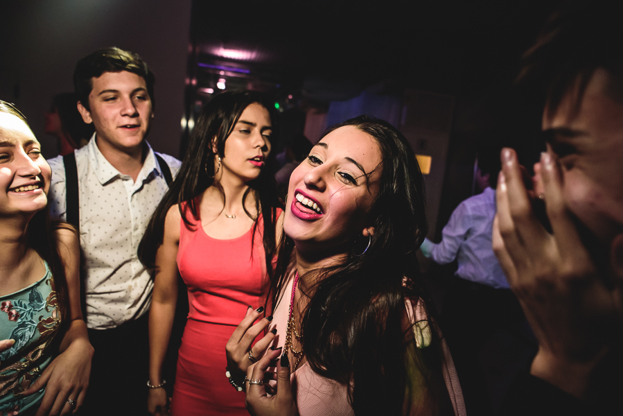 Unas fotos de lo que fue la gran noche de la Fiesta de 15 Años de Agustina, comenzamos desde muy temprano realizando las fotos de sus preparativos, donde tanto maquilladora y peinadora trabajaron para que  Agus este mas brillante que nunca.