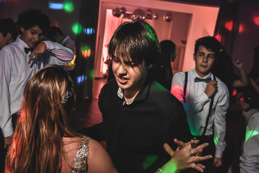Unas fotos de lo que fue la gran noche de la Fiesta de 15 Años de Agustina, comenzamos desde muy temprano realizando las fotos de sus preparativos, donde tanto maquilladora y peinadora trabajaron para que  Agus este mas brillante que nunca.