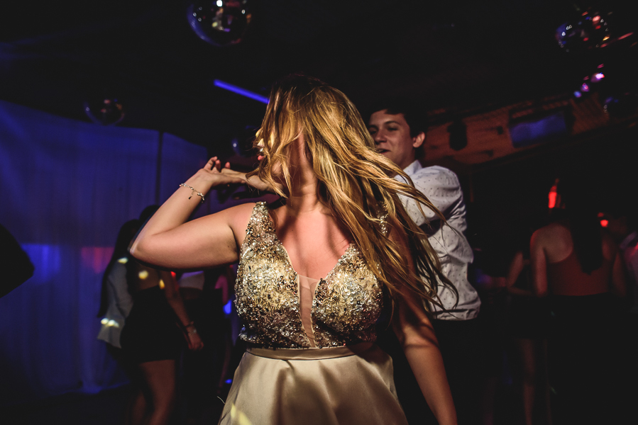 Unas fotos de lo que fue la gran noche de la Fiesta de 15 Años de Agustina, comenzamos desde muy temprano realizando las fotos de sus preparativos, donde tanto maquilladora y peinadora trabajaron para que  Agus este mas brillante que nunca.