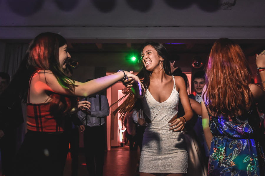 Unas fotos de lo que fue la gran noche de la Fiesta de 15 Años de Agustina, comenzamos desde muy temprano realizando las fotos de sus preparativos, donde tanto maquilladora y peinadora trabajaron para que  Agus este mas brillante que nunca.