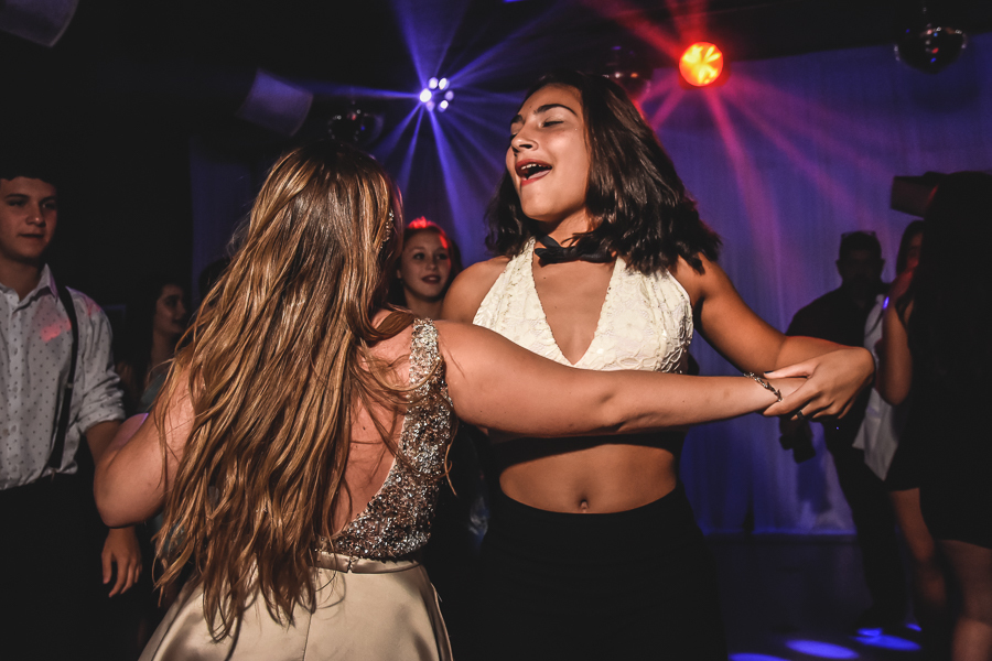 Unas fotos de lo que fue la gran noche de la Fiesta de 15 Años de Agustina, comenzamos desde muy temprano realizando las fotos de sus preparativos, donde tanto maquilladora y peinadora trabajaron para que  Agus este mas brillante que nunca.