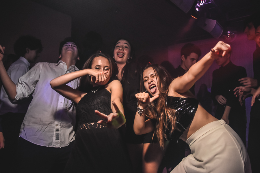 Unas fotos de lo que fue la gran noche de la Fiesta de 15 Años de Agustina, comenzamos desde muy temprano realizando las fotos de sus preparativos, donde tanto maquilladora y peinadora trabajaron para que  Agus este mas brillante que nunca.