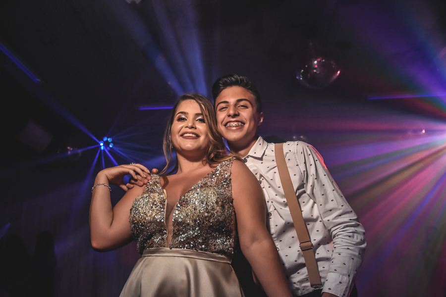 Unas fotos de lo que fue la gran noche de la Fiesta de 15 Años de Agustina, comenzamos desde muy temprano realizando las fotos de sus preparativos, donde tanto maquilladora y peinadora trabajaron para que  Agus este mas brillante que nunca.