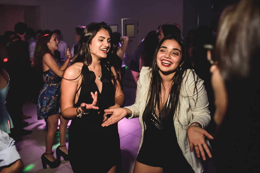 Unas fotos de lo que fue la gran noche de la Fiesta de 15 Años de Agustina, comenzamos desde muy temprano realizando las fotos de sus preparativos, donde tanto maquilladora y peinadora trabajaron para que  Agus este mas brillante que nunca.