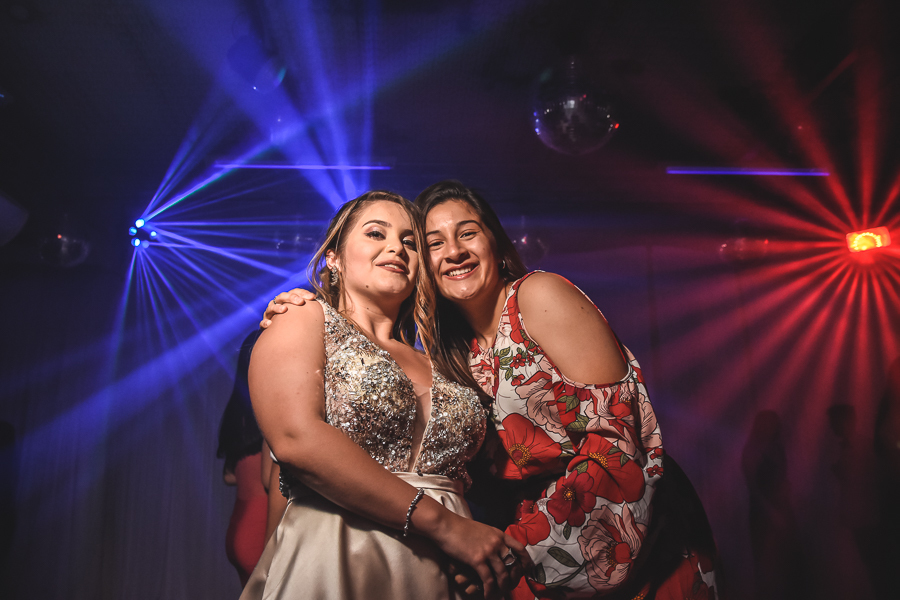 Unas fotos de lo que fue la gran noche de la Fiesta de 15 Años de Agustina, comenzamos desde muy temprano realizando las fotos de sus preparativos, donde tanto maquilladora y peinadora trabajaron para que  Agus este mas brillante que nunca.