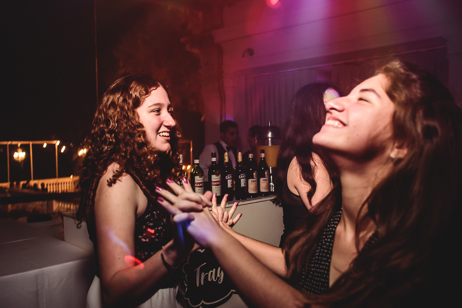 Unas fotos de lo que fue la gran noche de la Fiesta de 15 Años de Agustina, comenzamos desde muy temprano realizando las fotos de sus preparativos, donde tanto maquilladora y peinadora trabajaron para que  Agus este mas brillante que nunca.