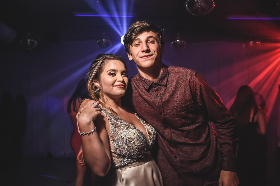 Unas fotos de lo que fue la gran noche de la Fiesta de 15 Años de Agustina, comenzamos desde muy temprano realizando las fotos de sus preparativos, donde tanto maquilladora y peinadora trabajaron para que  Agus este mas brillante que nunca.