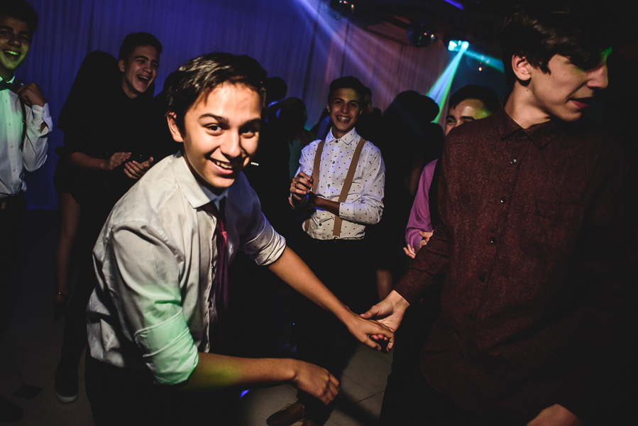 Unas fotos de lo que fue la gran noche de la Fiesta de 15 Años de Agustina, comenzamos desde muy temprano realizando las fotos de sus preparativos, donde tanto maquilladora y peinadora trabajaron para que  Agus este mas brillante que nunca.