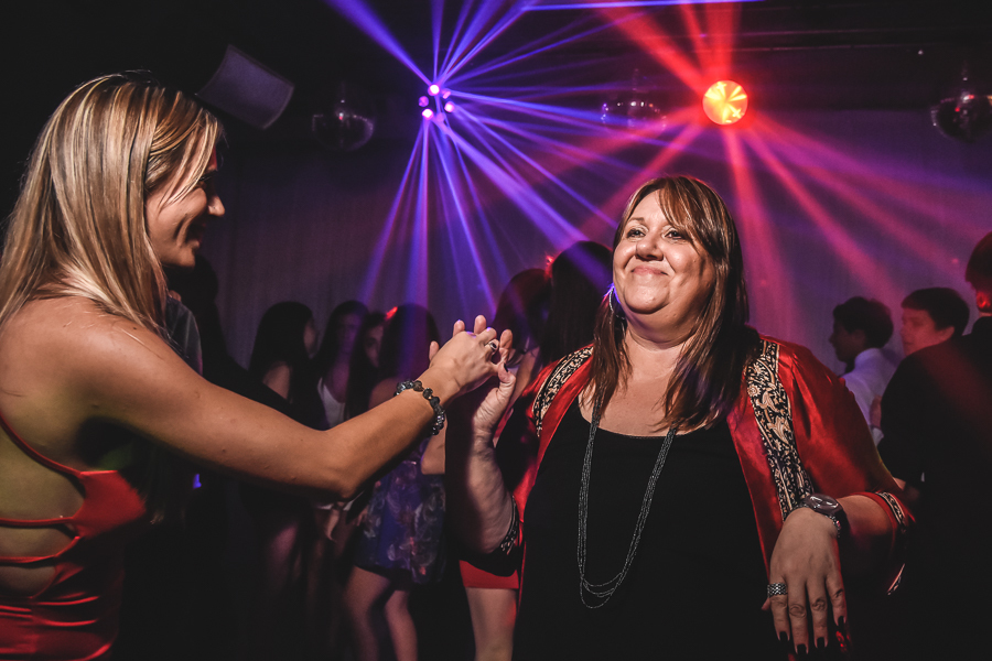 Unas fotos de lo que fue la gran noche de la Fiesta de 15 Años de Agustina, comenzamos desde muy temprano realizando las fotos de sus preparativos, donde tanto maquilladora y peinadora trabajaron para que  Agus este mas brillante que nunca.