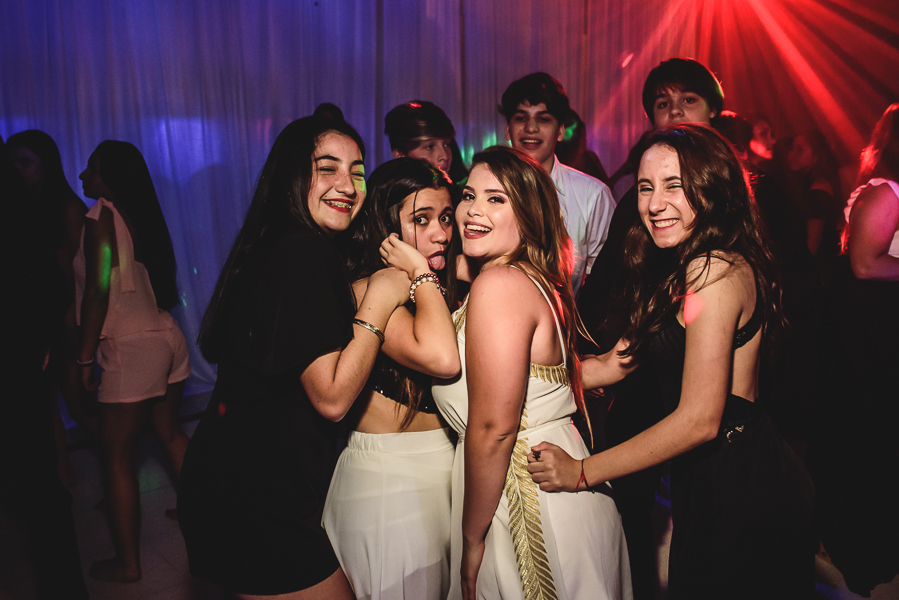 Unas fotos de lo que fue la gran noche de la Fiesta de 15 Años de Agustina, comenzamos desde muy temprano realizando las fotos de sus preparativos, donde tanto maquilladora y peinadora trabajaron para que  Agus este mas brillante que nunca.