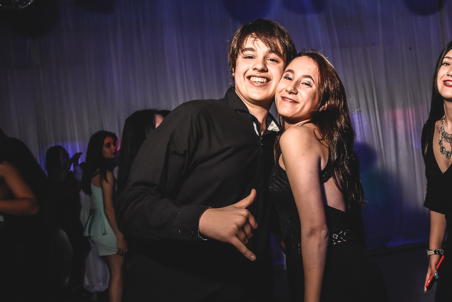 Unas fotos de lo que fue la gran noche de la Fiesta de 15 Años de Agustina, comenzamos desde muy temprano realizando las fotos de sus preparativos, donde tanto maquilladora y peinadora trabajaron para que  Agus este mas brillante que nunca.