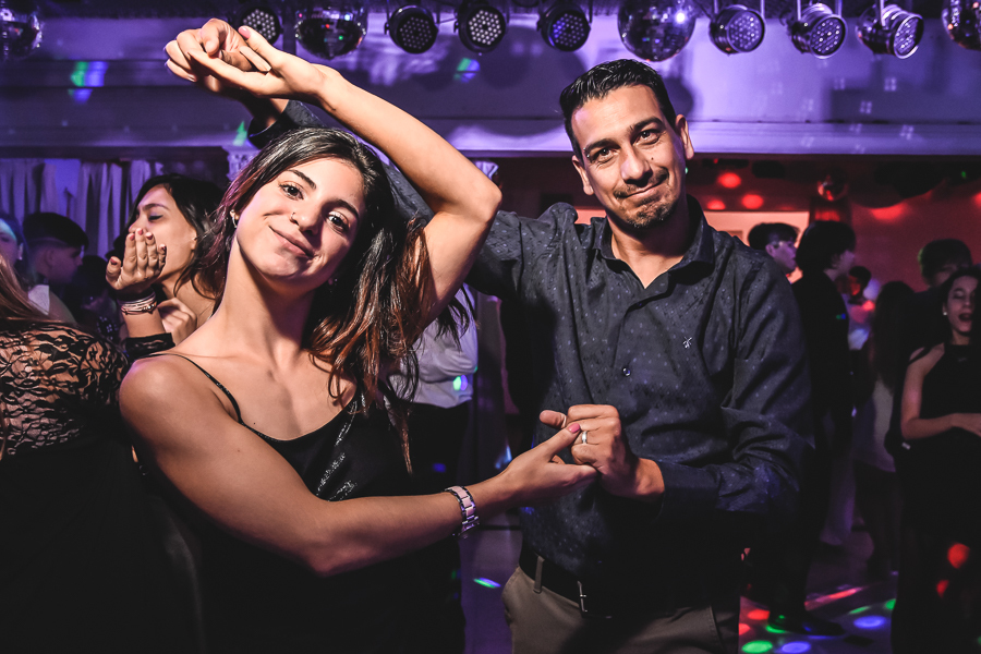 Unas fotos de lo que fue la gran noche de la Fiesta de 15 Años de Agustina, comenzamos desde muy temprano realizando las fotos de sus preparativos, donde tanto maquilladora y peinadora trabajaron para que  Agus este mas brillante que nunca.