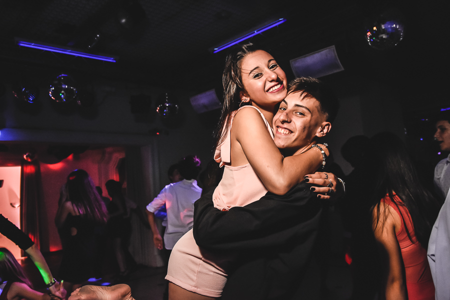 Unas fotos de lo que fue la gran noche de la Fiesta de 15 Años de Agustina, comenzamos desde muy temprano realizando las fotos de sus preparativos, donde tanto maquilladora y peinadora trabajaron para que  Agus este mas brillante que nunca.