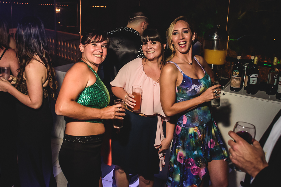 Unas fotos de lo que fue la gran noche de la Fiesta de 15 Años de Agustina, comenzamos desde muy temprano realizando las fotos de sus preparativos, donde tanto maquilladora y peinadora trabajaron para que  Agus este mas brillante que nunca.