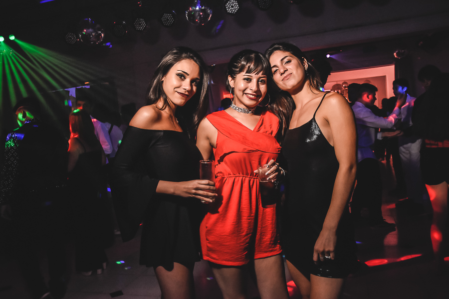 Unas fotos de lo que fue la gran noche de la Fiesta de 15 Años de Agustina, comenzamos desde muy temprano realizando las fotos de sus preparativos, donde tanto maquilladora y peinadora trabajaron para que  Agus este mas brillante que nunca.