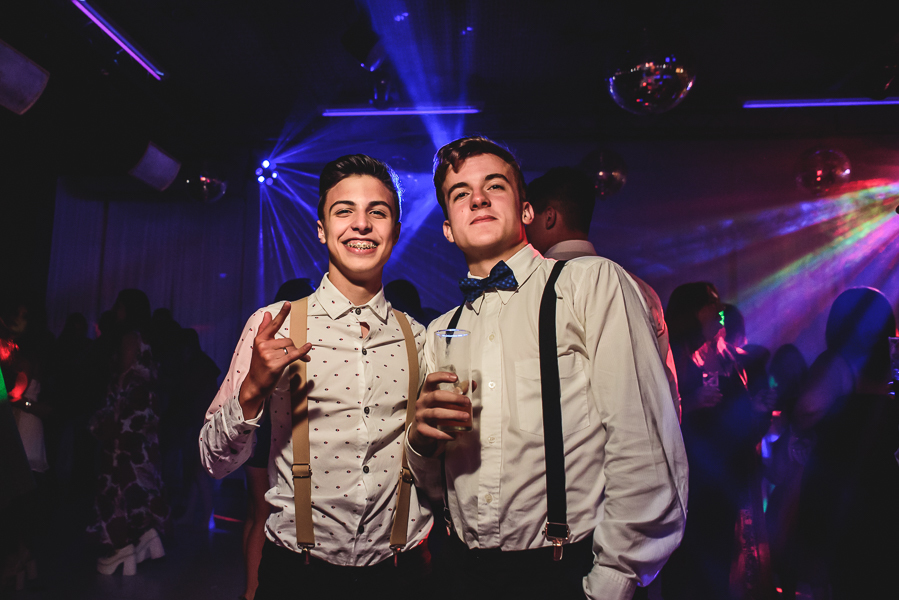 Unas fotos de lo que fue la gran noche de la Fiesta de 15 Años de Agustina, comenzamos desde muy temprano realizando las fotos de sus preparativos, donde tanto maquilladora y peinadora trabajaron para que  Agus este mas brillante que nunca.
