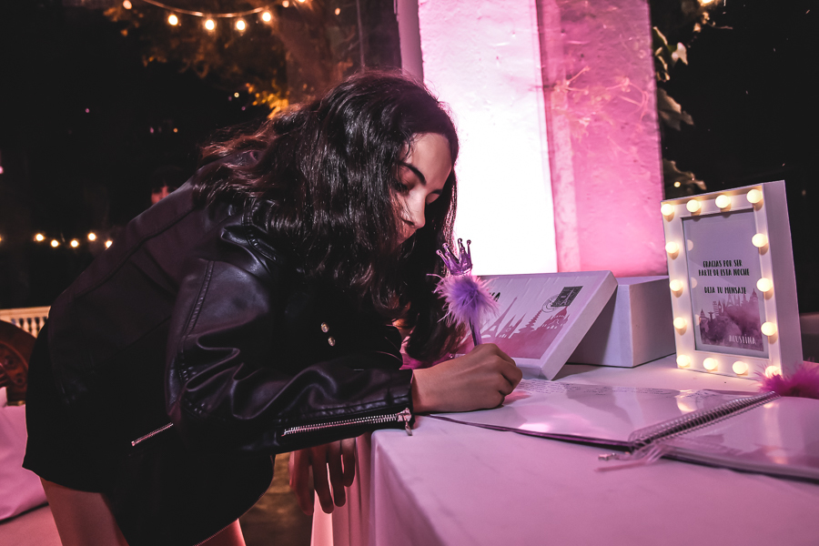 Unas fotos de lo que fue la gran noche de la Fiesta de 15 Años de Agustina, comenzamos desde muy temprano realizando las fotos de sus preparativos, donde tanto maquilladora y peinadora trabajaron para que  Agus este mas brillante que nunca.