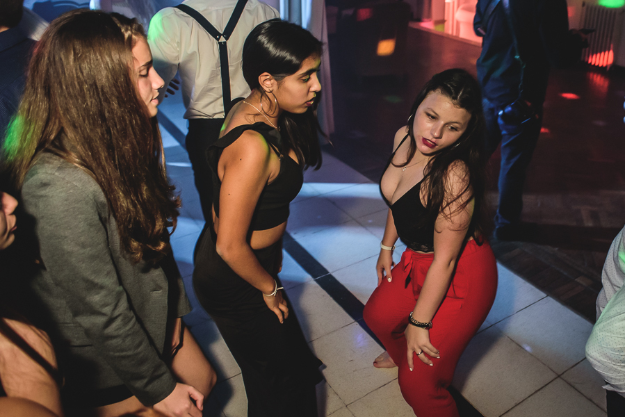 Unas fotos de lo que fue la gran noche de la Fiesta de 15 Años de Agustina, comenzamos desde muy temprano realizando las fotos de sus preparativos, donde tanto maquilladora y peinadora trabajaron para que  Agus este mas brillante que nunca.