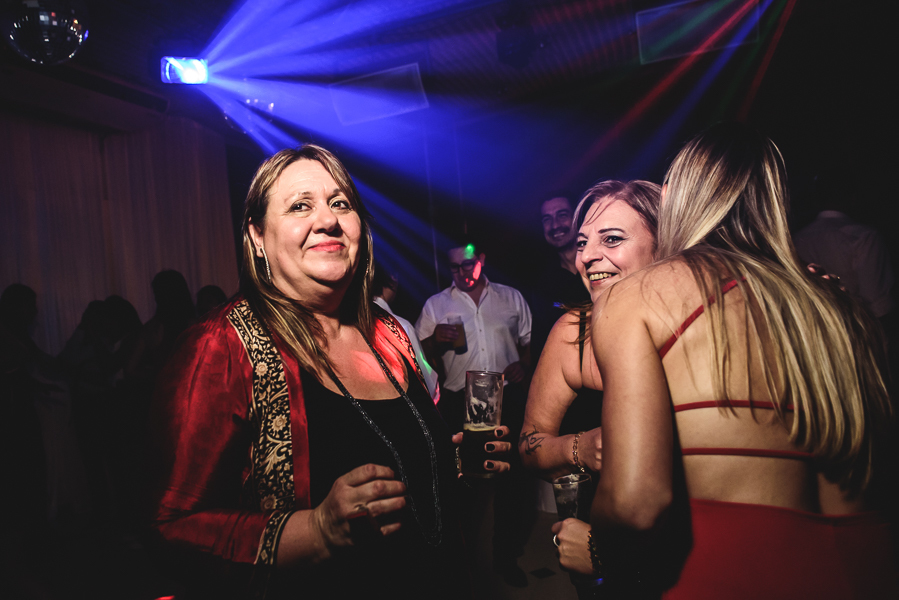 Unas fotos de lo que fue la gran noche de la Fiesta de 15 Años de Agustina, comenzamos desde muy temprano realizando las fotos de sus preparativos, donde tanto maquilladora y peinadora trabajaron para que  Agus este mas brillante que nunca.