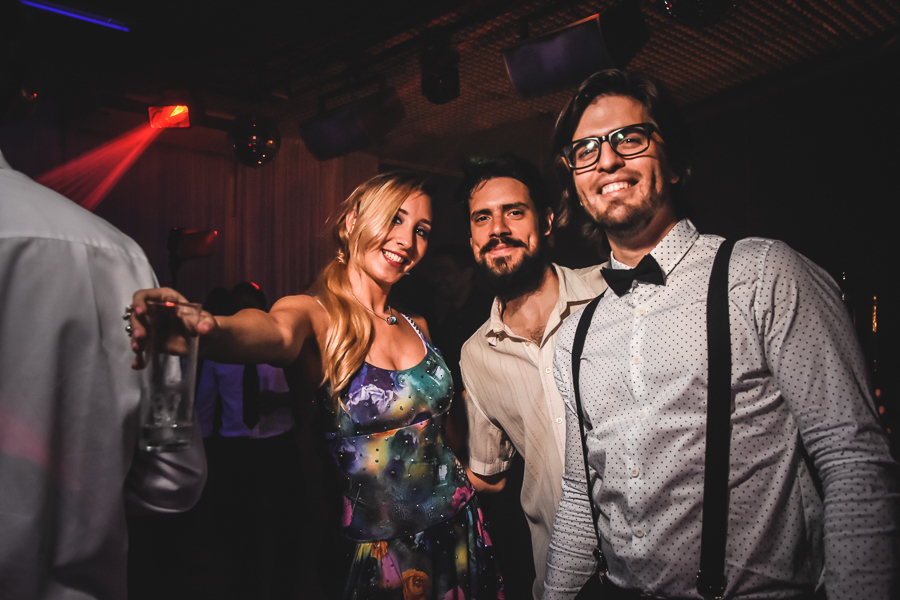 Unas fotos de lo que fue la gran noche de la Fiesta de 15 Años de Agustina, comenzamos desde muy temprano realizando las fotos de sus preparativos, donde tanto maquilladora y peinadora trabajaron para que  Agus este mas brillante que nunca.