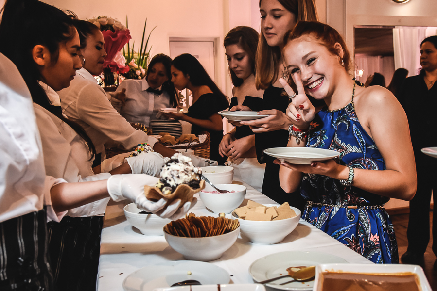 Unas fotos de lo que fue la gran noche de la Fiesta de 15 Años de Agustina, comenzamos desde muy temprano realizando las fotos de sus preparativos, donde tanto maquilladora y peinadora trabajaron para que  Agus este mas brillante que nunca.