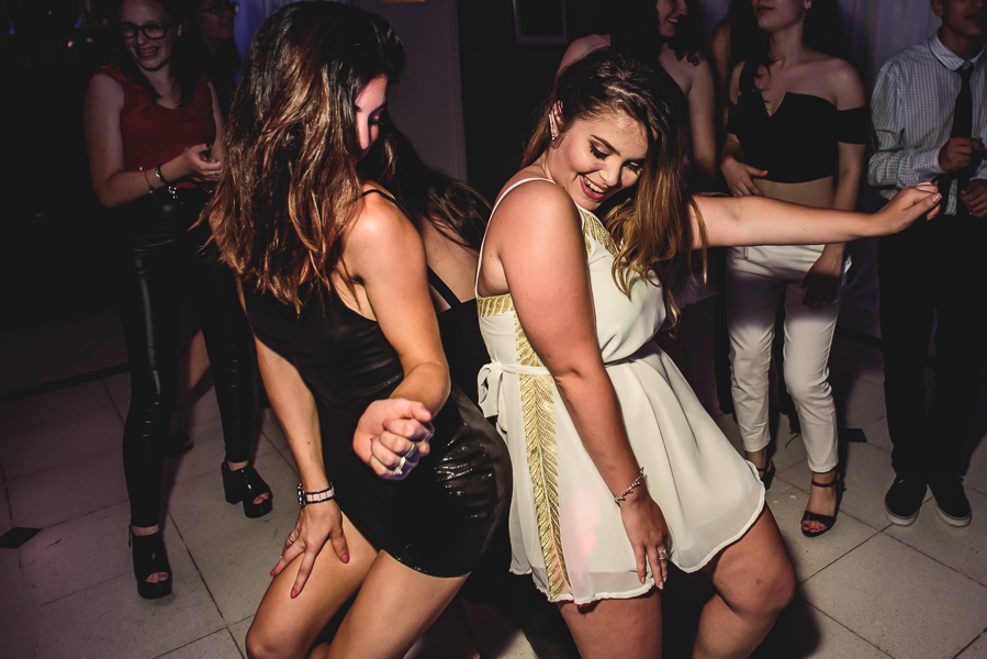 Unas fotos de lo que fue la gran noche de la Fiesta de 15 Años de Agustina, comenzamos desde muy temprano realizando las fotos de sus preparativos, donde tanto maquilladora y peinadora trabajaron para que  Agus este mas brillante que nunca.