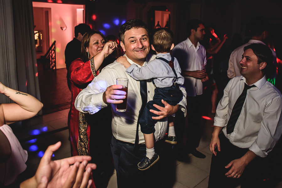 Unas fotos de lo que fue la gran noche de la Fiesta de 15 Años de Agustina, comenzamos desde muy temprano realizando las fotos de sus preparativos, donde tanto maquilladora y peinadora trabajaron para que  Agus este mas brillante que nunca.