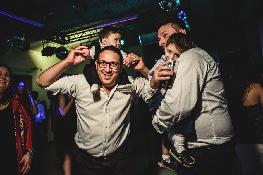 Unas fotos de lo que fue la gran noche de la Fiesta de 15 Años de Agustina, comenzamos desde muy temprano realizando las fotos de sus preparativos, donde tanto maquilladora y peinadora trabajaron para que  Agus este mas brillante que nunca.