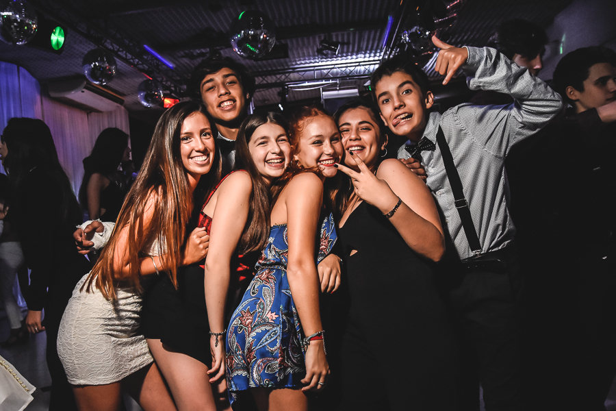 Unas fotos de lo que fue la gran noche de la Fiesta de 15 Años de Agustina, comenzamos desde muy temprano realizando las fotos de sus preparativos, donde tanto maquilladora y peinadora trabajaron para que  Agus este mas brillante que nunca.