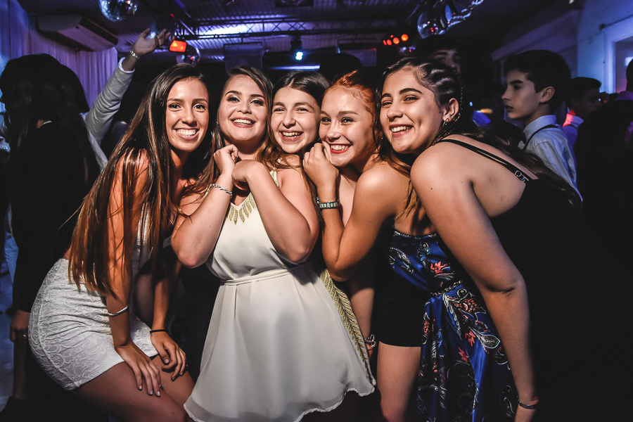 Unas fotos de lo que fue la gran noche de la Fiesta de 15 Años de Agustina, comenzamos desde muy temprano realizando las fotos de sus preparativos, donde tanto maquilladora y peinadora trabajaron para que  Agus este mas brillante que nunca.