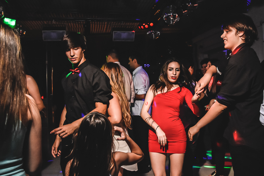 Unas fotos de lo que fue la gran noche de la Fiesta de 15 Años de Agustina, comenzamos desde muy temprano realizando las fotos de sus preparativos, donde tanto maquilladora y peinadora trabajaron para que  Agus este mas brillante que nunca.