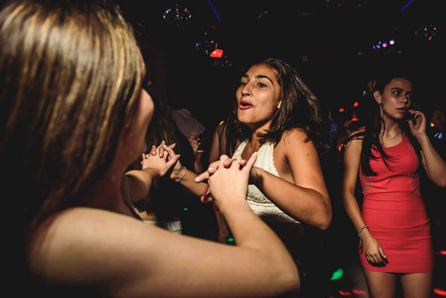 Unas fotos de lo que fue la gran noche de la Fiesta de 15 Años de Agustina, comenzamos desde muy temprano realizando las fotos de sus preparativos, donde tanto maquilladora y peinadora trabajaron para que  Agus este mas brillante que nunca.