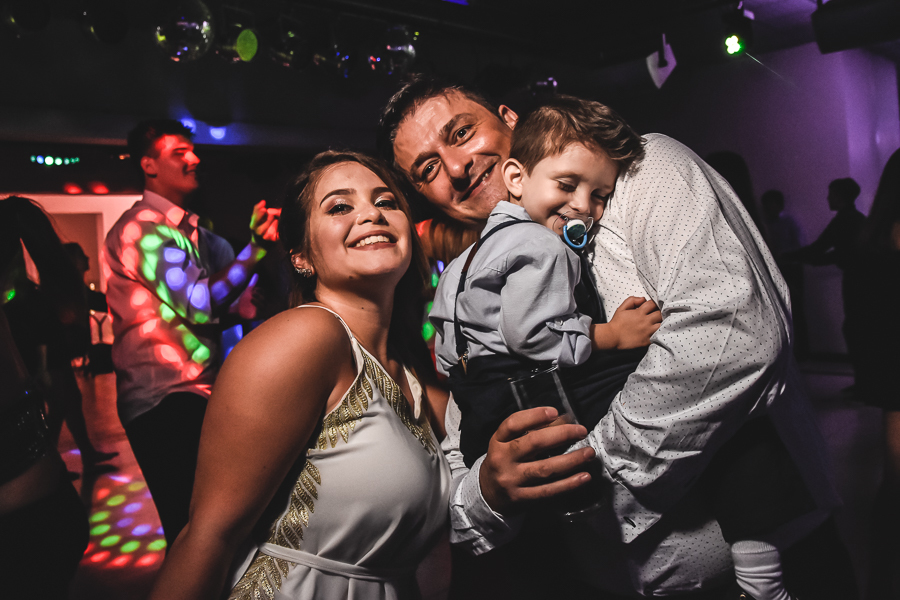 Unas fotos de lo que fue la gran noche de la Fiesta de 15 Años de Agustina, comenzamos desde muy temprano realizando las fotos de sus preparativos, donde tanto maquilladora y peinadora trabajaron para que  Agus este mas brillante que nunca.