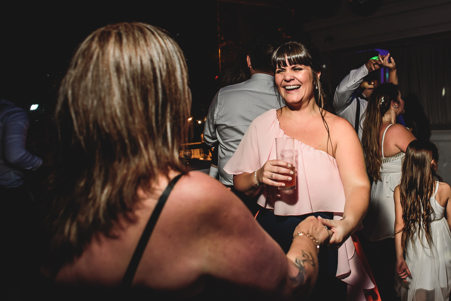 Unas fotos de lo que fue la gran noche de la Fiesta de 15 Años de Agustina, comenzamos desde muy temprano realizando las fotos de sus preparativos, donde tanto maquilladora y peinadora trabajaron para que  Agus este mas brillante que nunca.