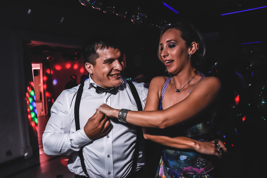Unas fotos de lo que fue la gran noche de la Fiesta de 15 Años de Agustina, comenzamos desde muy temprano realizando las fotos de sus preparativos, donde tanto maquilladora y peinadora trabajaron para que  Agus este mas brillante que nunca.