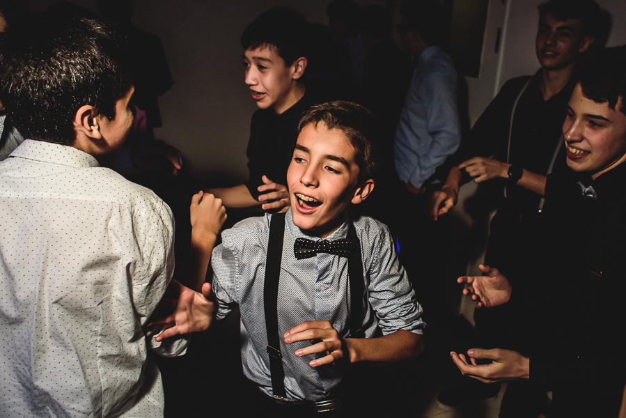 Unas fotos de lo que fue la gran noche de la Fiesta de 15 Años de Agustina, comenzamos desde muy temprano realizando las fotos de sus preparativos, donde tanto maquilladora y peinadora trabajaron para que  Agus este mas brillante que nunca.
