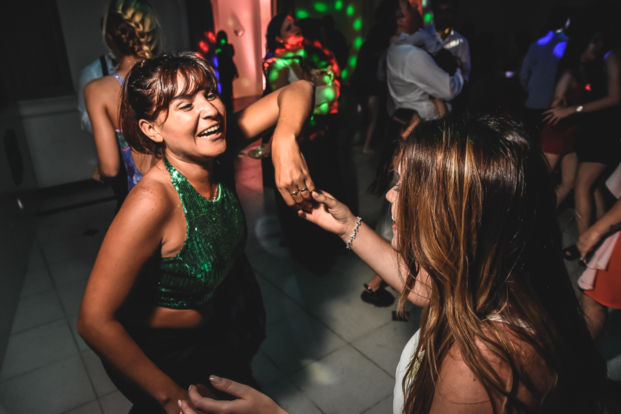 Unas fotos de lo que fue la gran noche de la Fiesta de 15 Años de Agustina, comenzamos desde muy temprano realizando las fotos de sus preparativos, donde tanto maquilladora y peinadora trabajaron para que  Agus este mas brillante que nunca.