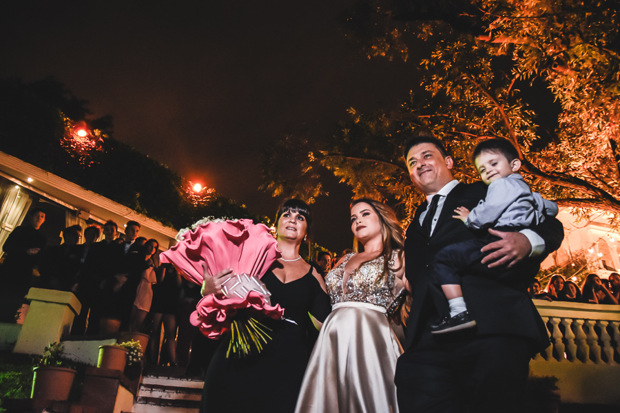 Unas fotos de lo que fue la gran noche de la Fiesta de 15 Años de Agustina, comenzamos desde muy temprano realizando las fotos de sus preparativos, donde tanto maquilladora y peinadora trabajaron para que  Agus este mas brillante que nunca.