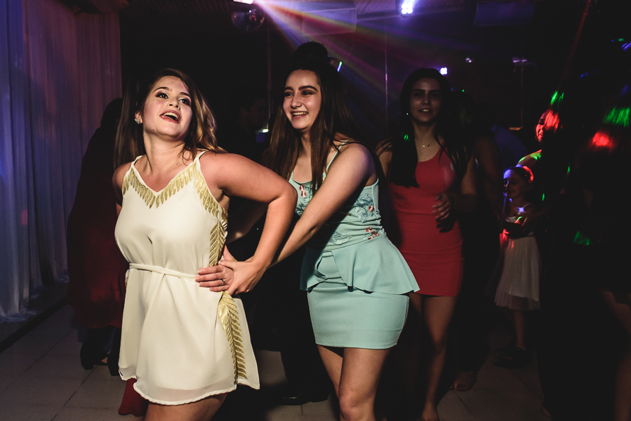 Unas fotos de lo que fue la gran noche de la Fiesta de 15 Años de Agustina, comenzamos desde muy temprano realizando las fotos de sus preparativos, donde tanto maquilladora y peinadora trabajaron para que  Agus este mas brillante que nunca.