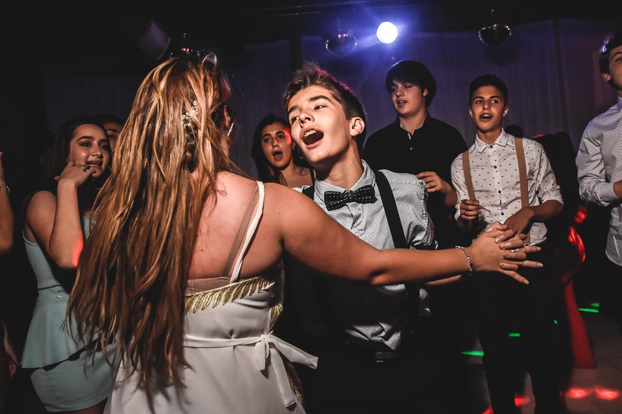 Unas fotos de lo que fue la gran noche de la Fiesta de 15 Años de Agustina, comenzamos desde muy temprano realizando las fotos de sus preparativos, donde tanto maquilladora y peinadora trabajaron para que  Agus este mas brillante que nunca.