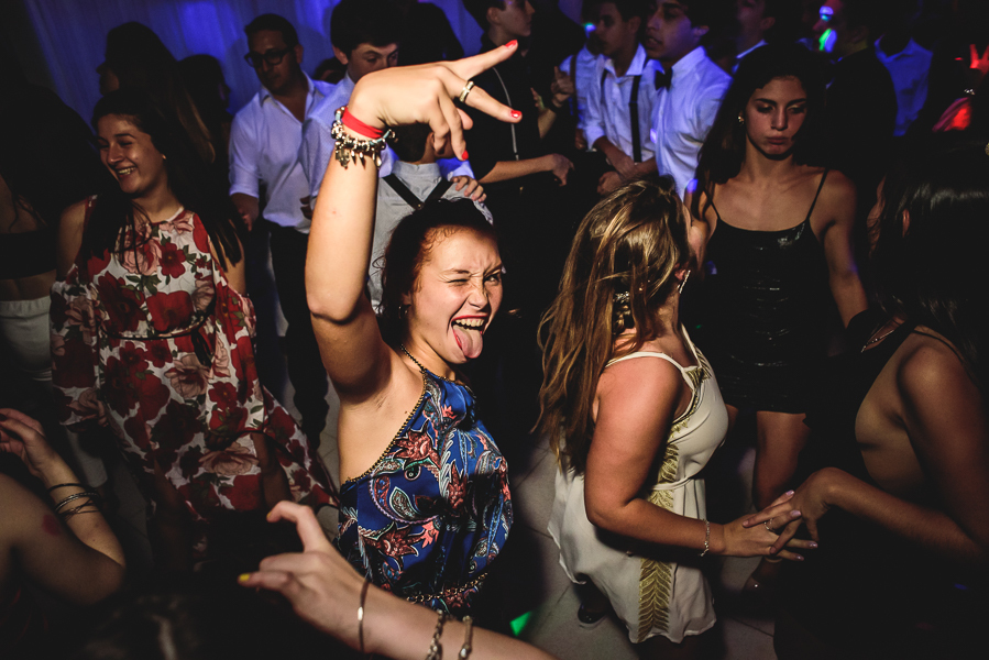 Unas fotos de lo que fue la gran noche de la Fiesta de 15 Años de Agustina, comenzamos desde muy temprano realizando las fotos de sus preparativos, donde tanto maquilladora y peinadora trabajaron para que  Agus este mas brillante que nunca.