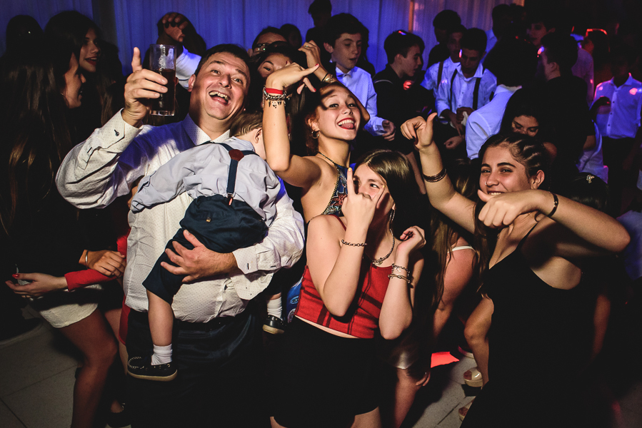 Unas fotos de lo que fue la gran noche de la Fiesta de 15 Años de Agustina, comenzamos desde muy temprano realizando las fotos de sus preparativos, donde tanto maquilladora y peinadora trabajaron para que  Agus este mas brillante que nunca.