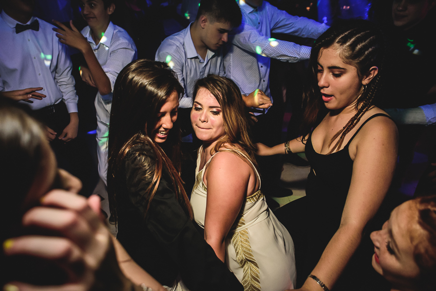 Unas fotos de lo que fue la gran noche de la Fiesta de 15 Años de Agustina, comenzamos desde muy temprano realizando las fotos de sus preparativos, donde tanto maquilladora y peinadora trabajaron para que  Agus este mas brillante que nunca.