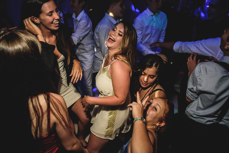 Unas fotos de lo que fue la gran noche de la Fiesta de 15 Años de Agustina, comenzamos desde muy temprano realizando las fotos de sus preparativos, donde tanto maquilladora y peinadora trabajaron para que  Agus este mas brillante que nunca.