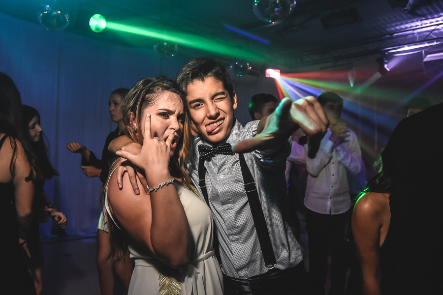 Unas fotos de lo que fue la gran noche de la Fiesta de 15 Años de Agustina, comenzamos desde muy temprano realizando las fotos de sus preparativos, donde tanto maquilladora y peinadora trabajaron para que  Agus este mas brillante que nunca.